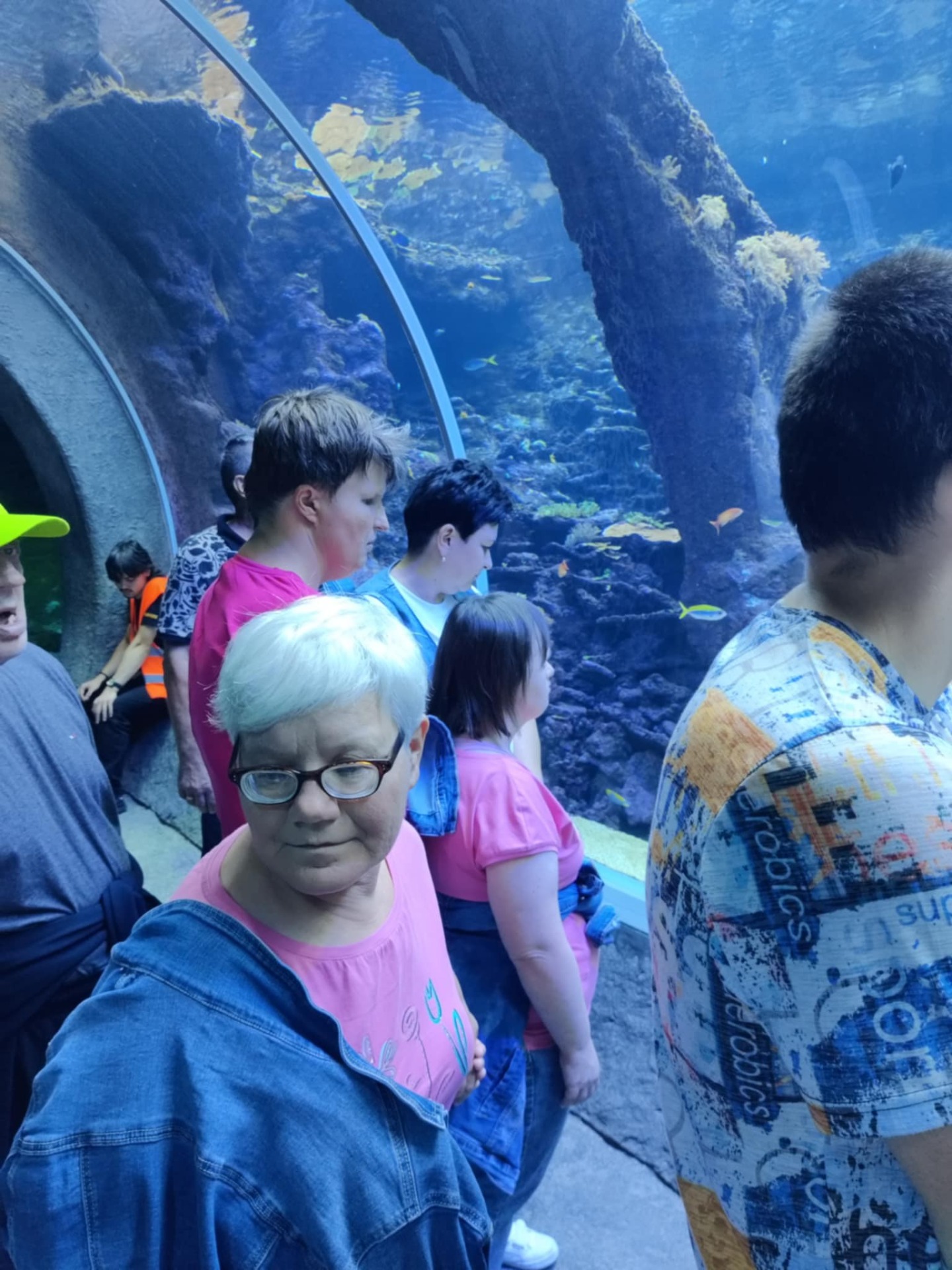 Grupa mieszkańców Domu ogląda faunę i florę w Orientarium w Łodzi.