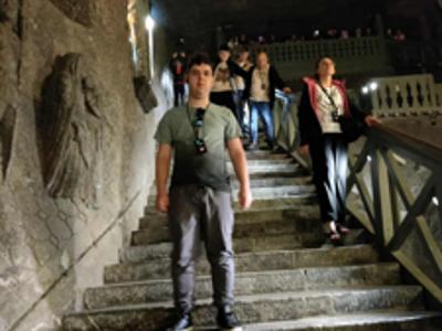 Grupa uczestników wycieczki schodzi po schodach w Kopalni soli w Wieliczce