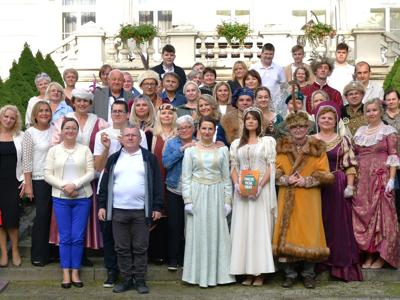 Grupa lektorów wydarzenia z gośćmi, mieszkańcami i pracownikami Domu