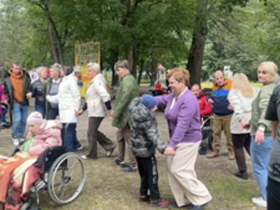 Wspólne tańce przy muzyce biesiadnej