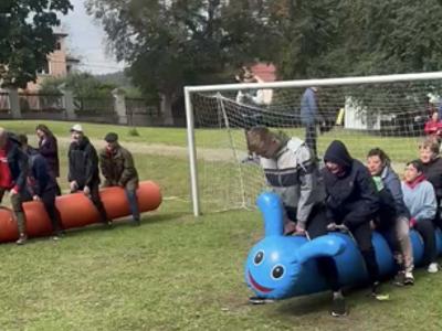 Zabawy Sportowe- wyścig gąsiennic