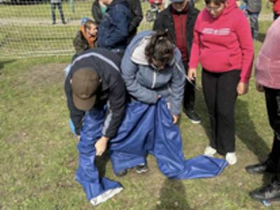 Zabawy sportowe- wyścig parami w jednych spodniach