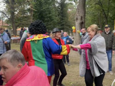 Wspólne tańce przy muzyce biesiadnej