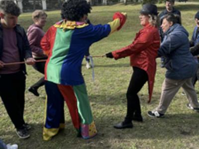 Zabawy sportowe w przeciąganie liny