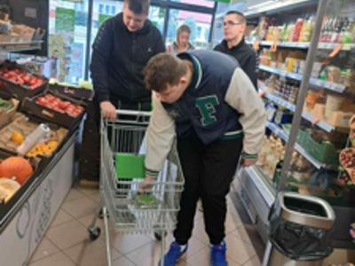 Uczestnicy warsztatów wykonują zakupy ustalonych produktów zgodnie z przepisami.