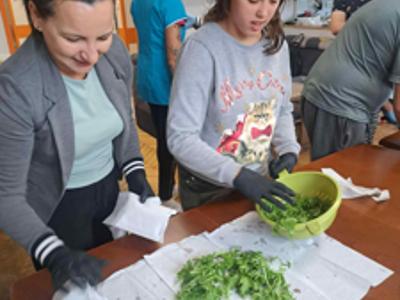 Wykonywanie zdrowej sałatki