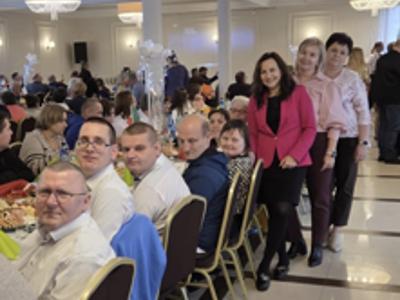 Pani Iwona Włodarczyk Dyrektor Domu Pomocy Społecznej w Gościeradowie wraz z delegacją