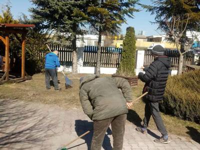 Zamiatanie kostki i grabienie trawnika