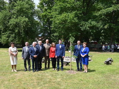 Honorowi goście po sadzeniu drzew lipy wzdłuż alejki lipowej w zespole pałacowo parkowym