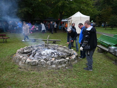 wrzucenie ziemniaków do ogniska