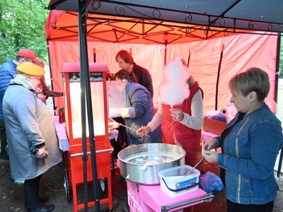 wata cukrowa, popcorn i frytki