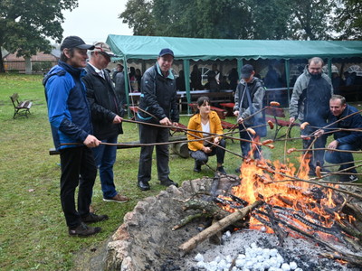 Pieczenie kiełbasek nad ogniskiem