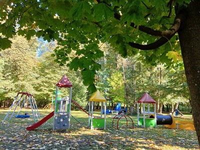 Plac zabaw w parku DPS jesienią
