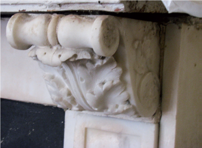 Zdobienie kominka z sali „białej” z okładziną z białego marmuru.