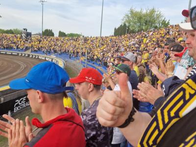 Mieszkańcy wraz z opiekunem na trybunach podczas  kibicowania w meczu żużlowym Orlen Oil Motor Lublin - Innpro Row Rybnik.