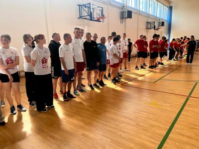 Nasza drużyna wraz z innymi uczestnikami Regionalnego Turnieju Piłki Koszykowej Olimpiad Specjalnych