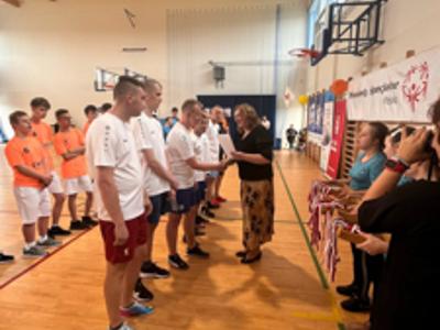 Wręczanie nagród i gratulacje dla naszej drużyny.