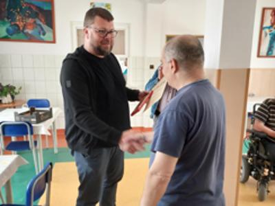 Wręczanie nagrody i gratulacje dla zwycięzcy turnieju.