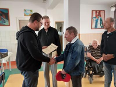 Wręczanie nagrody i gratulacje dla uczestnika turnieju.