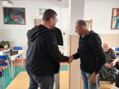 Wręczanie nagrody i gratulacje dla uczestnika turnieju.