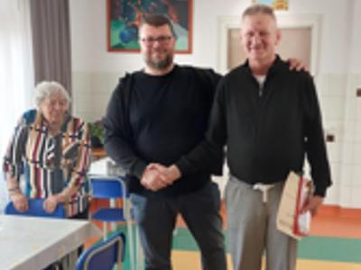 Wręczanie nagrody i gratulacje dla uczestnika turnieju.