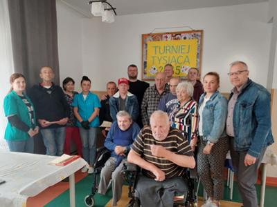 Wspólne zdjęcie pamiątkowe uczestników Turnieju Tysiąca.