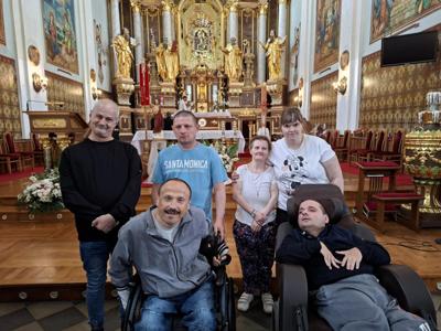 Nasi mieszkańcy na tle ołtarza Sanktuarium Matki Bożej Patronki Żołnierzy Września.