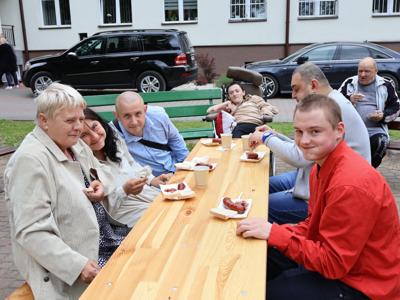 Mieszkańcy naszego domu przy poczęstunku z grilla.