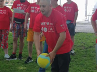 Uczestniczenie w zawodach sportowych naszego mieszkańca podczas pikniku.