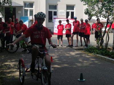 Uczestniczenie w zawodach sportowych naszego mieszkańca podczas pikniku.