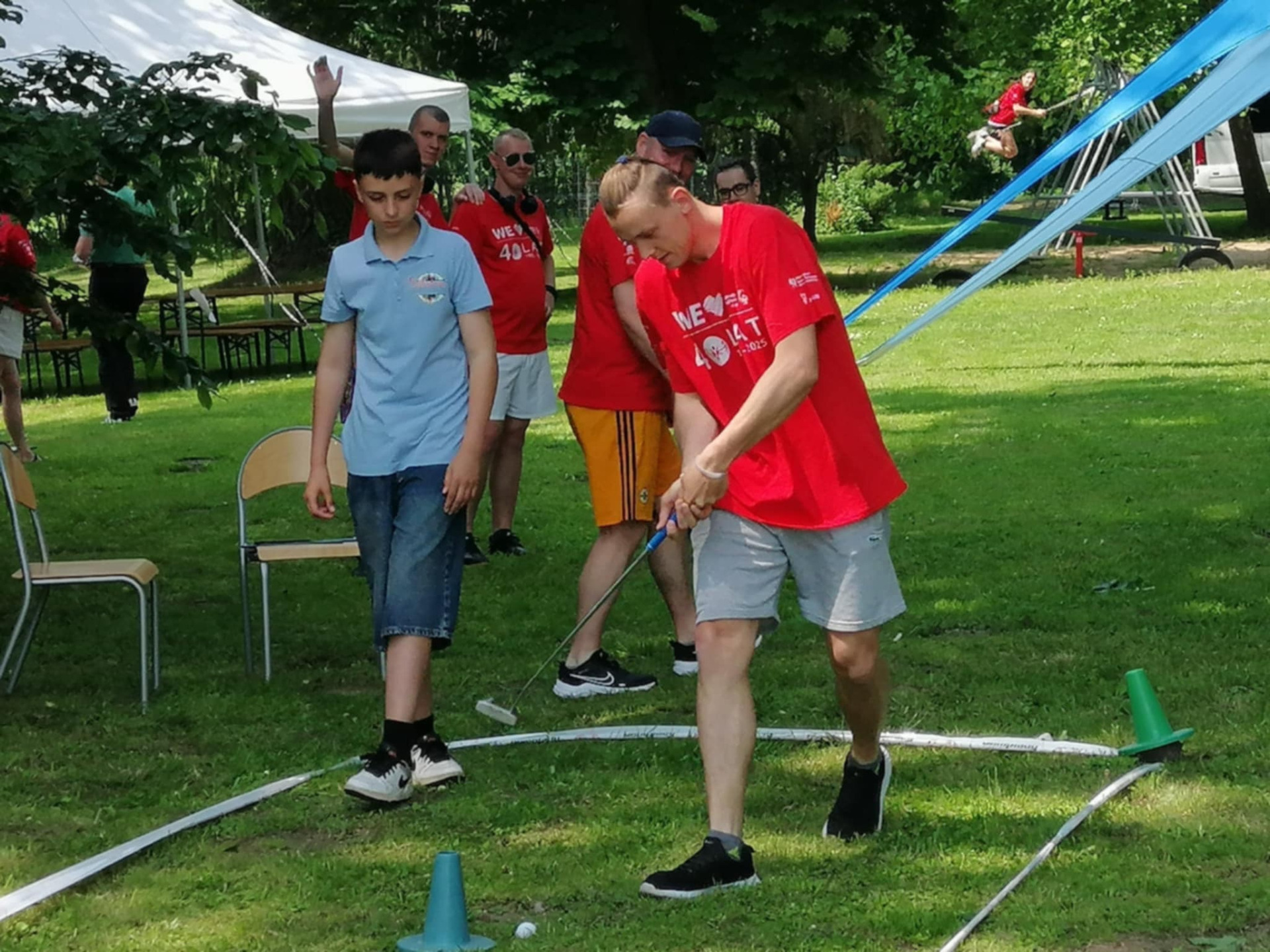 Uczestniczenie w zawodach sportowych naszego mieszkańca podczas pikniku.