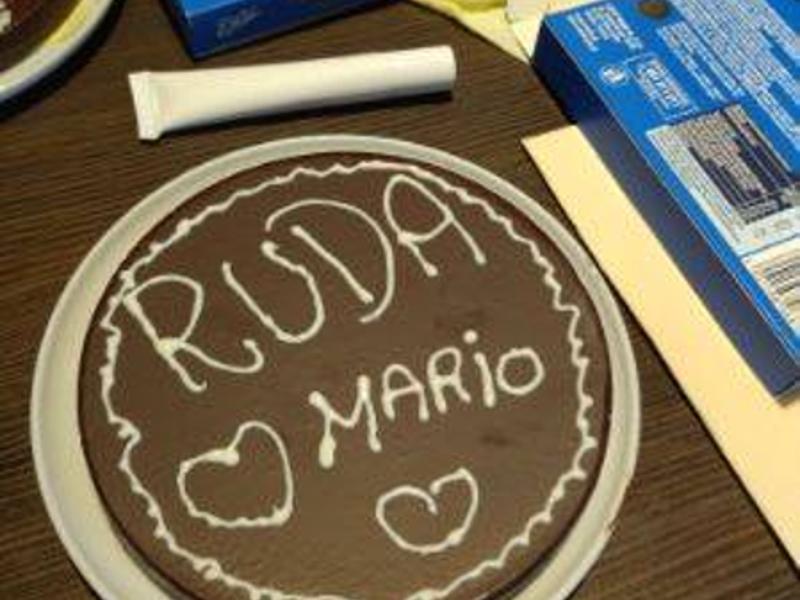 Przyozdobiopny przez naszego mieszkańca torcik czekoladowy w pijalni czekolady.