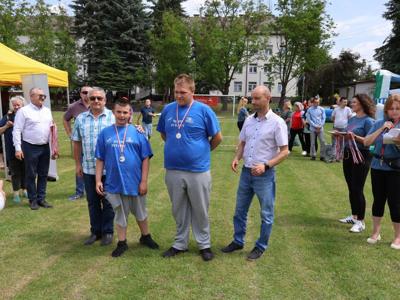 Zdjęcia pamiątkowe uczestników Regionalnego Mityngu Olimpiad Specjalnych.