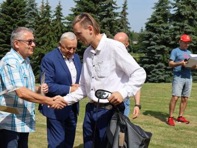Wręczanie nagród  uczestnikom Regionalnego Mityngu Olimpiad Specjalnych i gratulacje od dyrektora PCPR-u