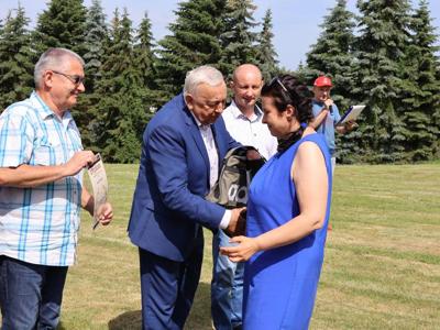 Wręczanie nagród  uczestnikom Regionalnego Mityngu Olimpiad Specjalnych przez  Pana starostę Janusza Szpaka.