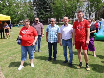 Zdjęcia pamiątkowe uczestników Regionalnego Mityngu Olimpiad Specjalnych wraz z dyrektorem DPS i dyrektorem PCPR. 