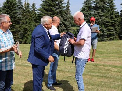 Wręczanie nagród  uczestnikom Regionalnego Mityngu Olimpiad Specjalnych przez  Pana starostę Janusza Szpaka.
