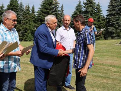 Wręczanie nagród  uczestnikom Regionalnego Mityngu Olimpiad Specjalnych przez  Pana starostę Janusza Szpaka.