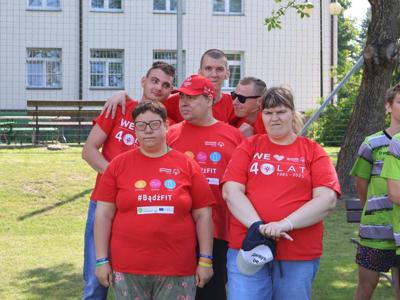 Zdjęcie naszych mieszkańców biorących udział w  Regionalnym Mityngu Olimpiad Specjalnych.