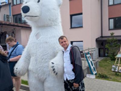 Nasz mieszkaniec z wielkim miśkiem podczas dnia rodzinnegoe w DPS-ie Rejowiec.