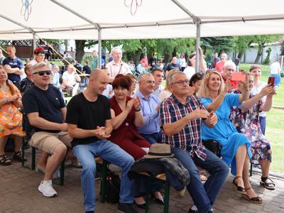 Dyrektor wraz gośćmi  na widowni podczas występów przeglądu piosenki biesiadnej.