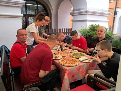 Nasi mieszkańcy w pizzerii.