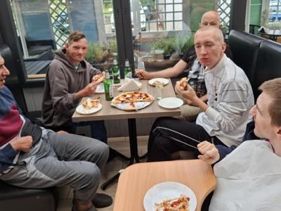 Nasi mieszkańcy podczas wyjścia na pizze i lody.