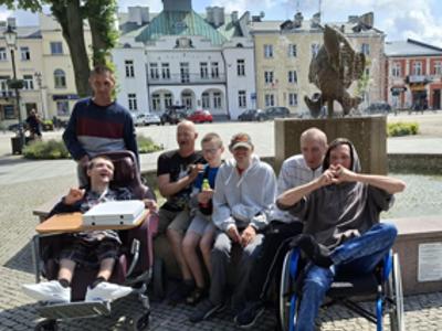 Nasi mieszkańcy podczas wyjścia na pizze i lody.