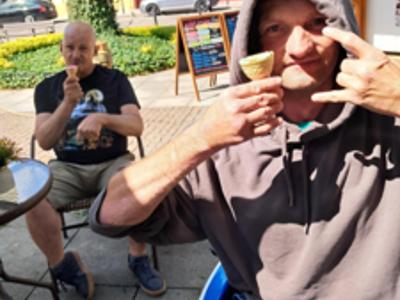 Nasi mieszkańcy podczas wyjścia na pizze i lody.