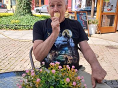 Nasi mieszkańcy podczas wyjścia na pizze i lody.