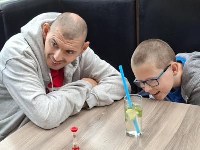 Nasi mieszkańcy podczas wyjścia na pizze i lody.