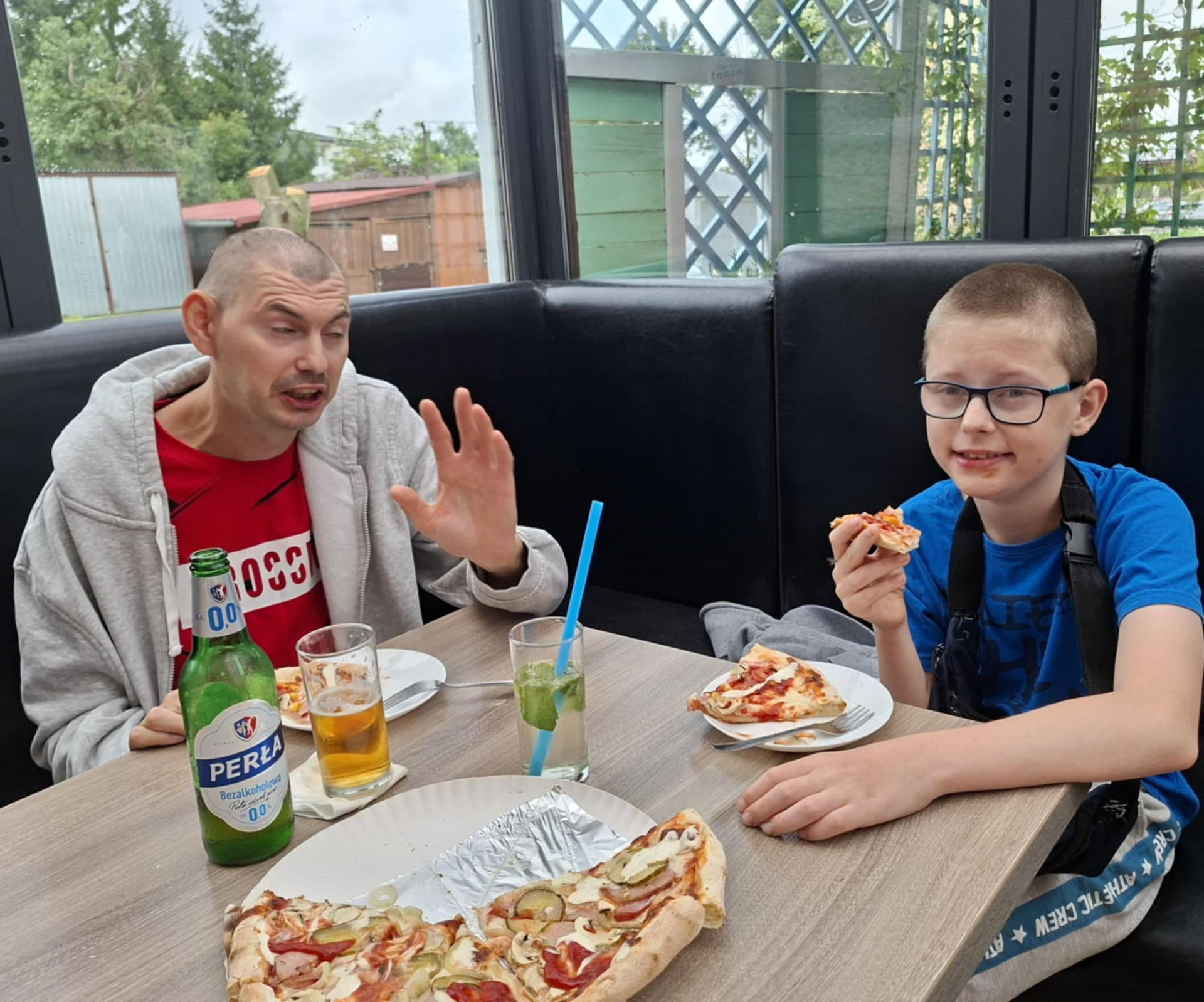 Nasi mieszkańcy podczas wyjścia na pizze i lody.