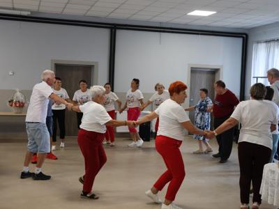 Nasi mieszkańcy na wspólnej zabawie w KGW Oleśniki.