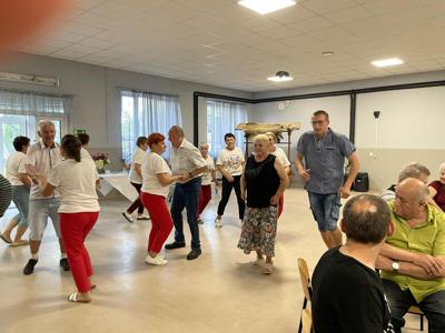 Nasi mieszkańcy na wspólnej zabawie w KGW Oleśniki.